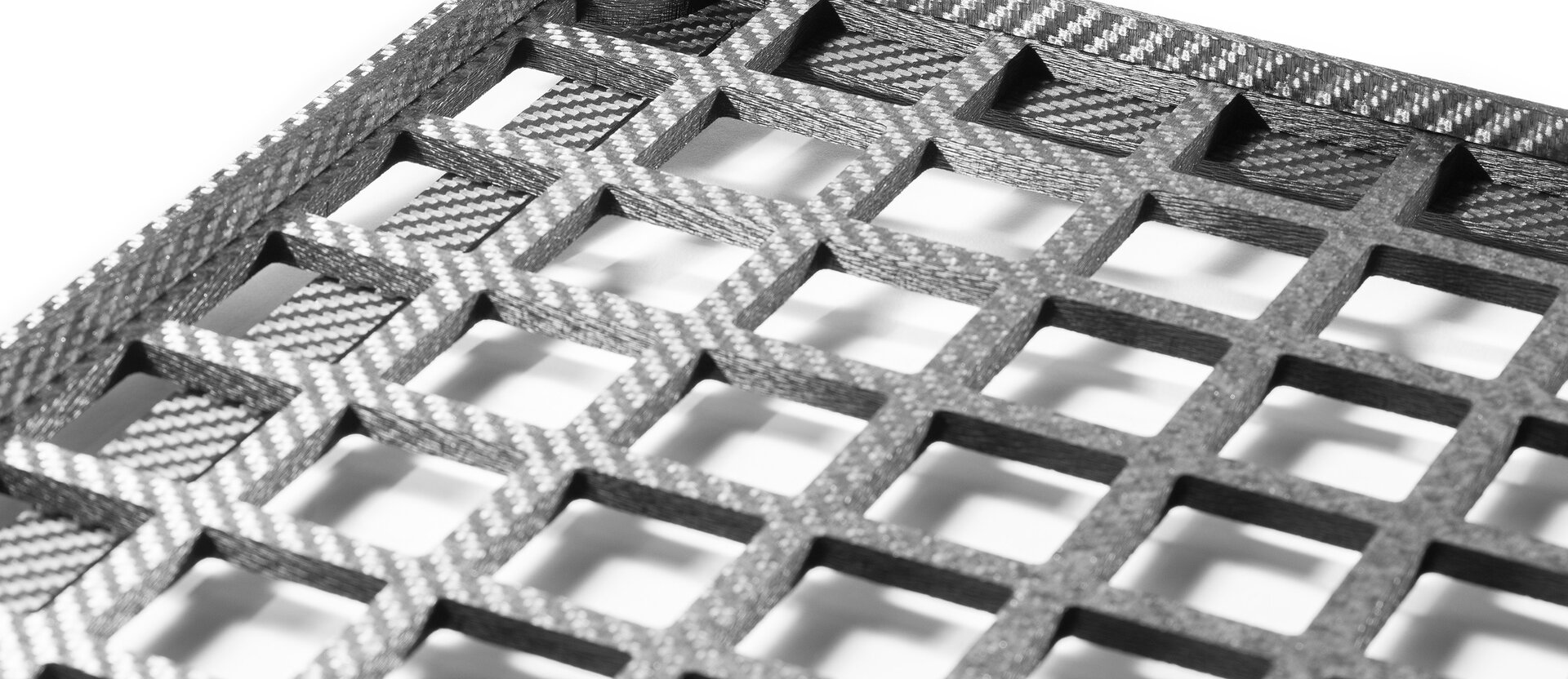  Technische Gitterstruktur aus carbonfaserverstärktem Kohlenstoff mit quadratischer Rastergeometrie für thermische Prozesse.