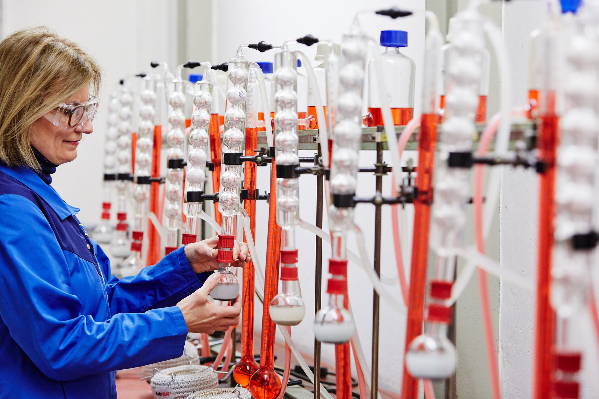  Laboranwendung mit Glasapparaturen zur chemischen Prozesskontrolle im Kontext von RECOSiC Hochleistungswerkstoffen