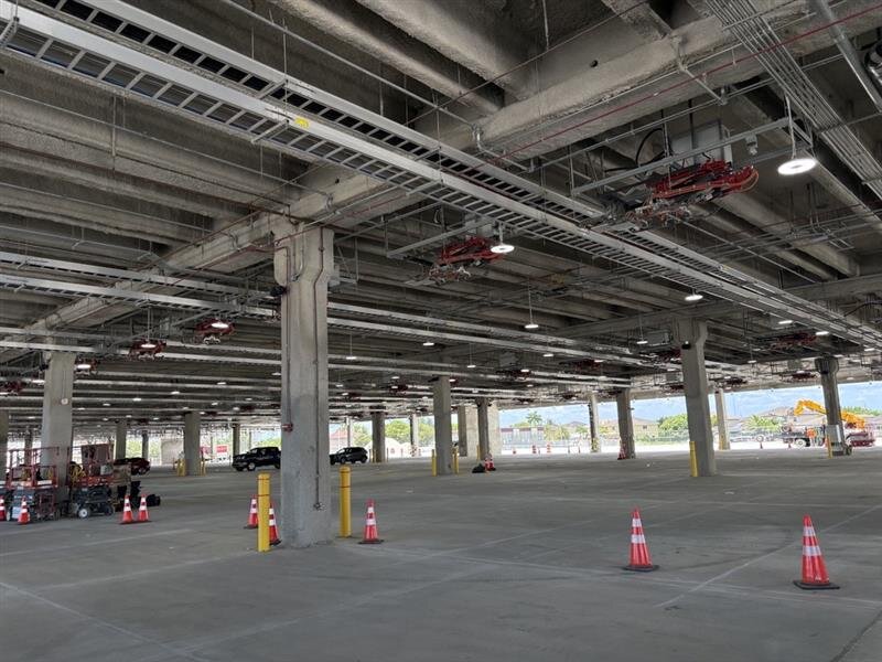  Überdachter Parkplatz mit installierter Infrastruktur für Smart Charging und Ladepunkte für Elektrofahrzeuge