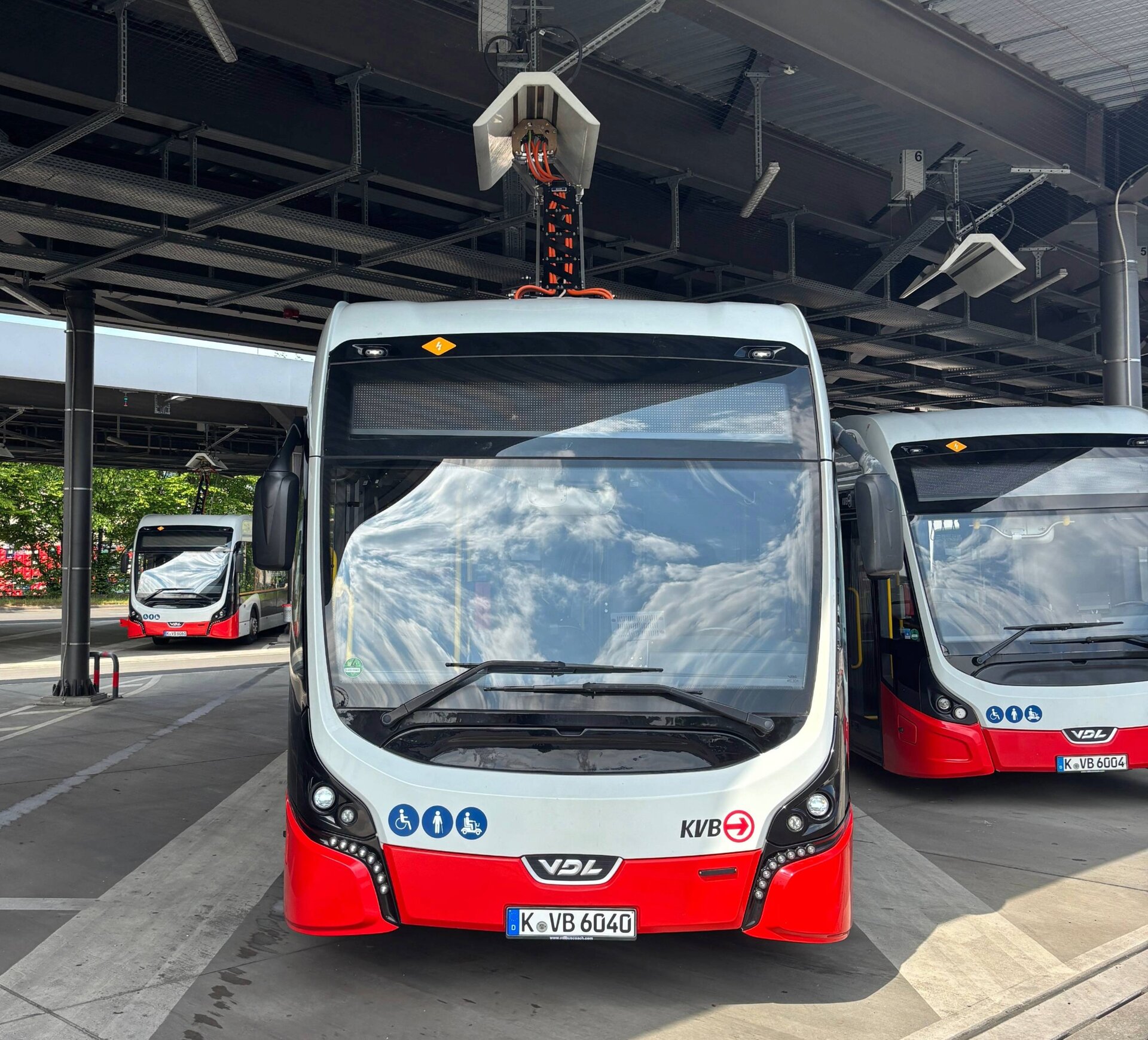  Mehrere Elektrobusse im Ladebereich des SLS104 Busdepots in Köln mit Pantograph-Ladesystemen